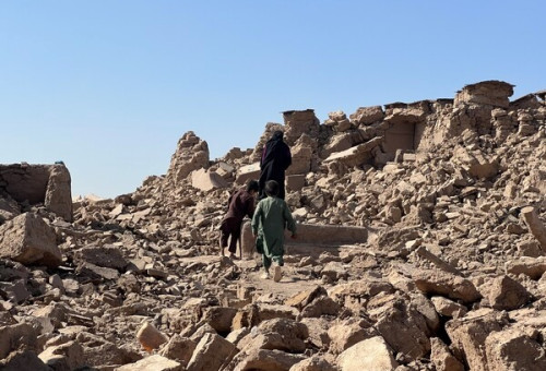 아프가니스탄 헤라트 지역에서 발생한 지진으로 무너진 건물과 주민들.                                    (사진제공=월드비전)