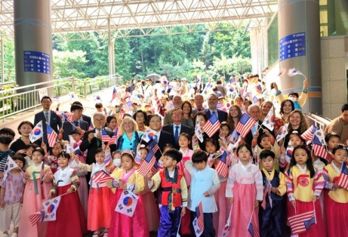 지난 17년째 6.25참전용사 초청해 보은행사를 개최해 온 새에덴교회(담임목사 소강석)는 25일 11시 30분 주일 3부 예배를 한미동맹 70주년 기념 2023 미국 전 연방의원협회(FMC) 회원 방한단 초청 한미우호친선예배로 드렸다. (앞에서 두번째 줄에 김창준 전 미연방의원과 소강석목사, 팀 허친슨 전 연방상원위원의 모습이 보인다)