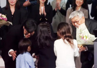 이종용목사가 예배 후 주일학교 학생들로 부터 꽃다발을 전해 받고 있다. 