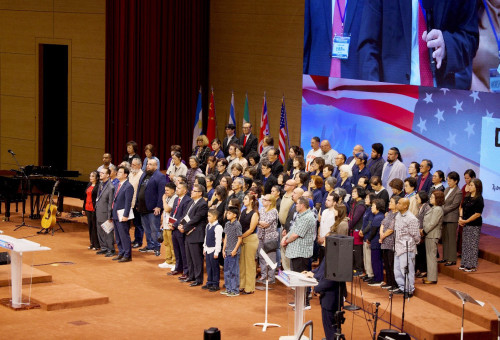 순서에 따라 강단에 오른 각 기도 강사와 성도들