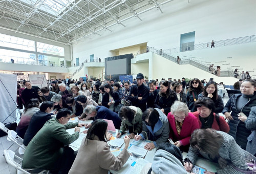 LA와 오렌지카운티에서 확산되고 있는 자녀지키기 서명운동(제공 은혜한인교회). 교회측은 주일예배 후 진행해서 하루동안 1,000명의 유권자 서명을 받았다고 전했다. 교회측은 마감일인 4월13일까지 1만명의 서명을 목표로 하고 있다고 밝혔다. 