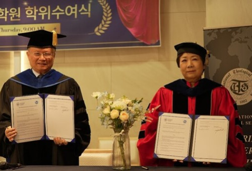 박기호 ITS 이사장(왼쪽)과 백인자 한세대 총장.                (한세대 제공)