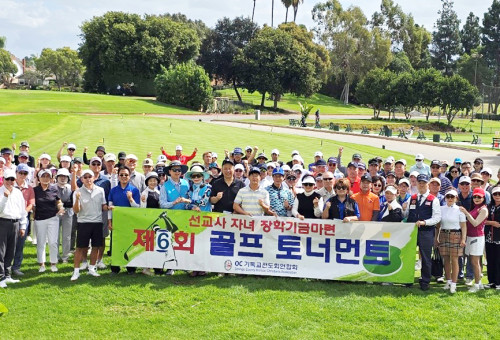 제6차 골프대회가 약 140여명의 선수들이 참가한 가운데 로스카요티골프클럽에서 성황리에 개최됐다. 개회식 후 샷건으로 진행되는 티오프전에 참가 선수들이 기념촬영을 하고 있다. 