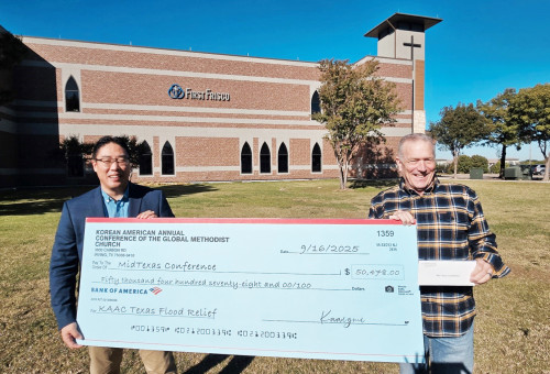 지난 7월 텍사스 지역에 발생한 대규모 홍수 피해 복구를 위해 글로벌감리교회 한미연회(Korean American Annual Conference, GMC)가 구호헌금 56,853달러를 GMC Mid-Texas 연회에 전달했다.