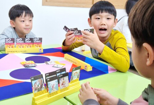 보드게임 '고피쉬 성경 구약'을 즐기고 있는 아이들. 카드 속 구약 이야기를 주고받으며 게임에 몰두하고 있다. ⓒ데일리굿뉴스