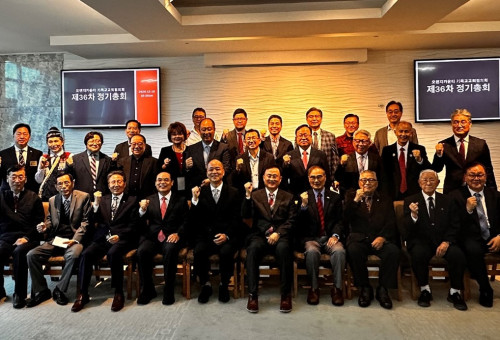 36대 OC교협 총회에 참석한 증경회장단과 구, 신임 회장단, 임원진, 분과위원들이 총회를 마치고 기념촬영을 했다. 